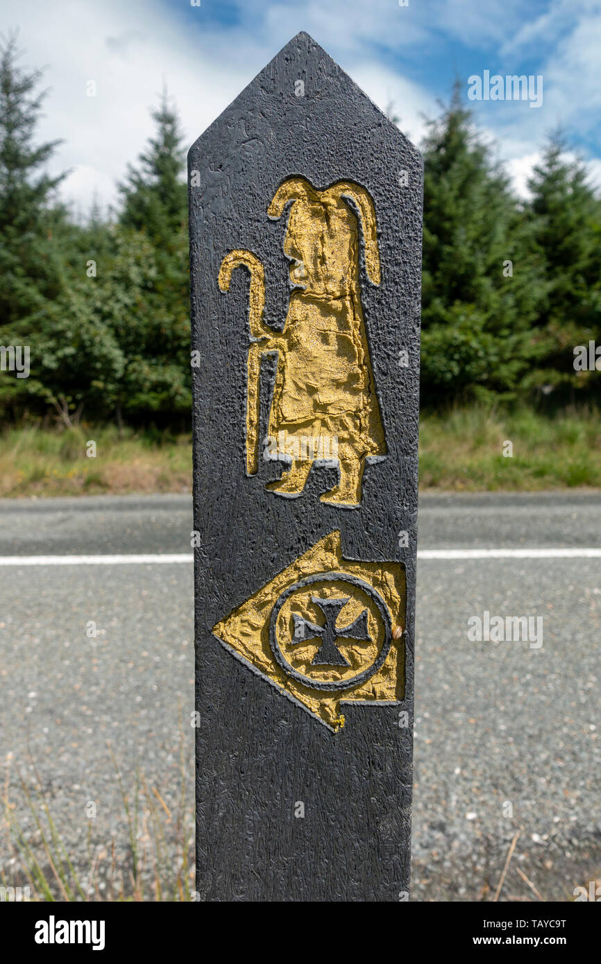 Un marqueur poster pour St Kevin's Way (Slí Chaoimhin), un 30km chemin de pèlerinage de Hollywood à Glendalough dans Co. Wicklow, Irlande. Banque D'Images