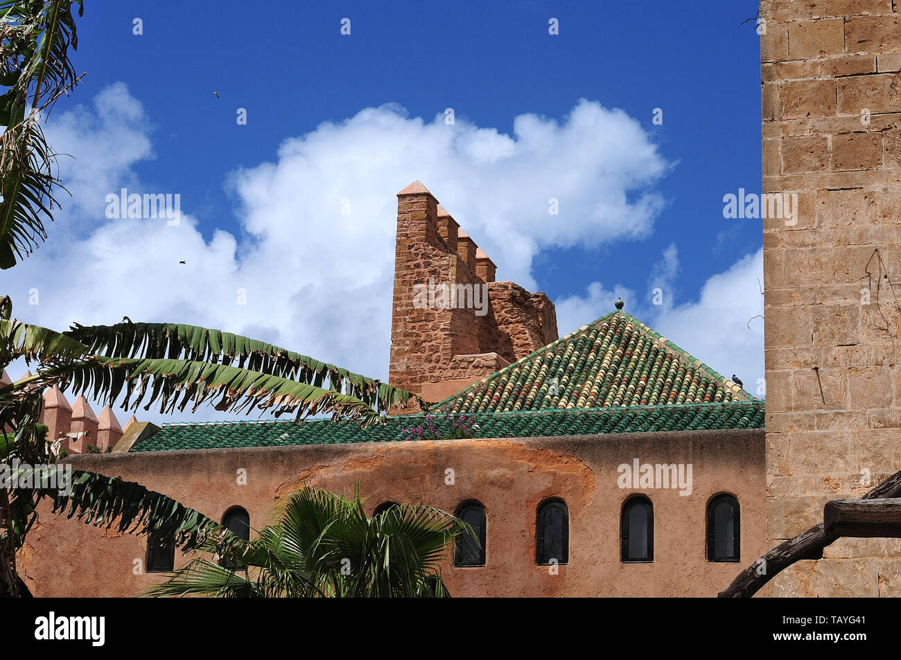 Vue sur murs de jardin andalou à Rabat, au Maroc, à la toiture en tuiles vertes Banque D'Images