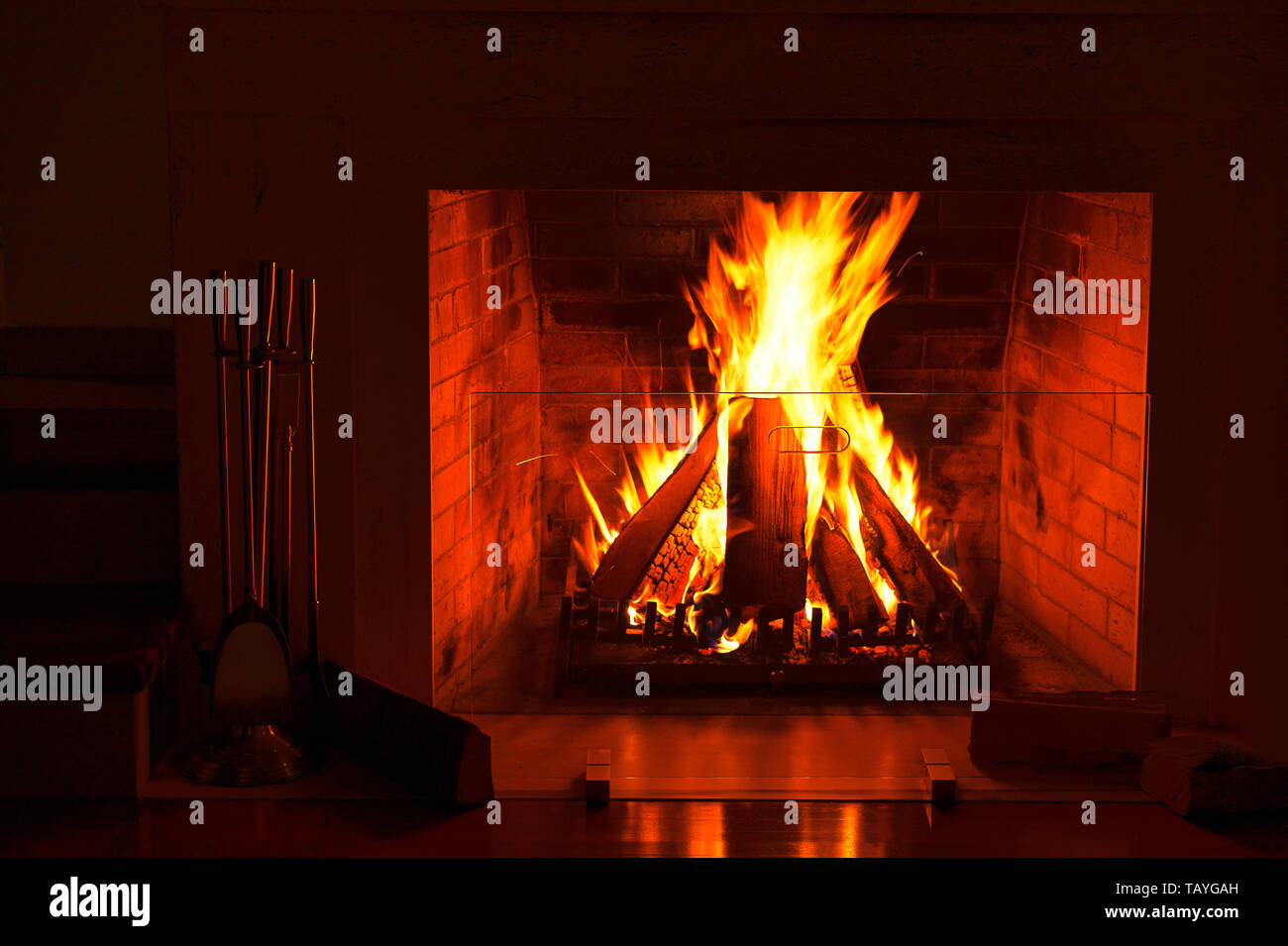 Cheminée. La combustion du bois dans une cheminée à l'intérieur. Banque D'Images