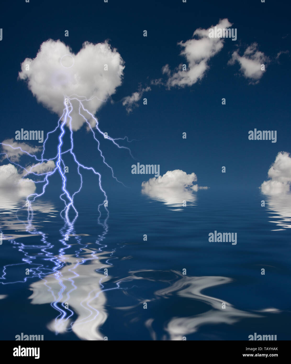 Nuage en forme de coeur avec Thunderbolt et réflexion sur l'eau Banque D'Images