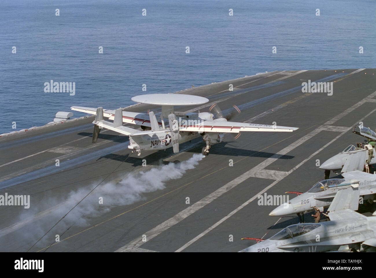 1er novembre 1993 opération Continuer espoir. Un Hawkeye E-2C vient d'atterrir sur le porte-avions USS Abraham Lincoln de la Marine américaine dans l'océan Indien, à 50 miles au large de Mogadiscio, en Somalie. Banque D'Images