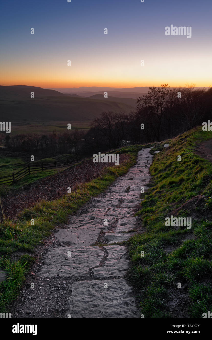 Royaume-Uni, Derbyshire, Peak District, coucher de soleil regardant à l'ouest depuis le sentier près de Mam Tor. Banque D'Images