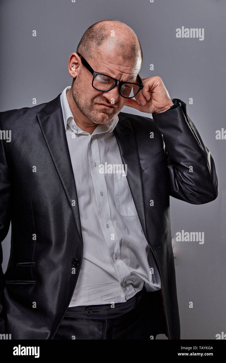 L homme d affaires a tete depression dans les lunettes de rayer le chef en cause sur fond gris. Closeup portrait studio Photo Stock Alamy