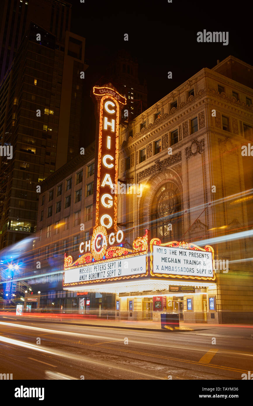 Le célèbre théâtre de Chicago signe par nuit, Chicago, Illinois, United States Banque D'Images