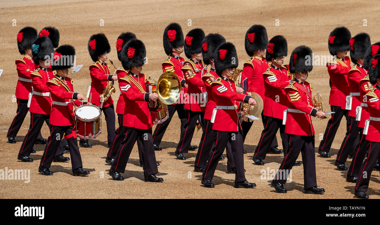 La couleur, la parade du défilé militaire à Londres avec des musiciens de  la musiques. Emblématique d'usure gardes noir et rouge et son bonnet  chapeaux uniformes Photo Stock - Alamy