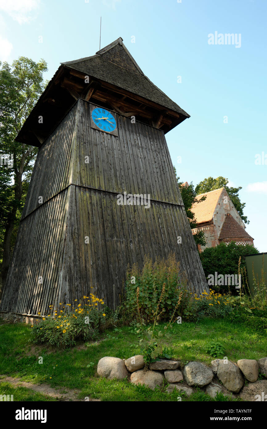 La vieille horloge et tour de l'horloge dans Altenkirchen sur l'île baltique de Rügen, dans le nord de l'Allemagne. Banque D'Images