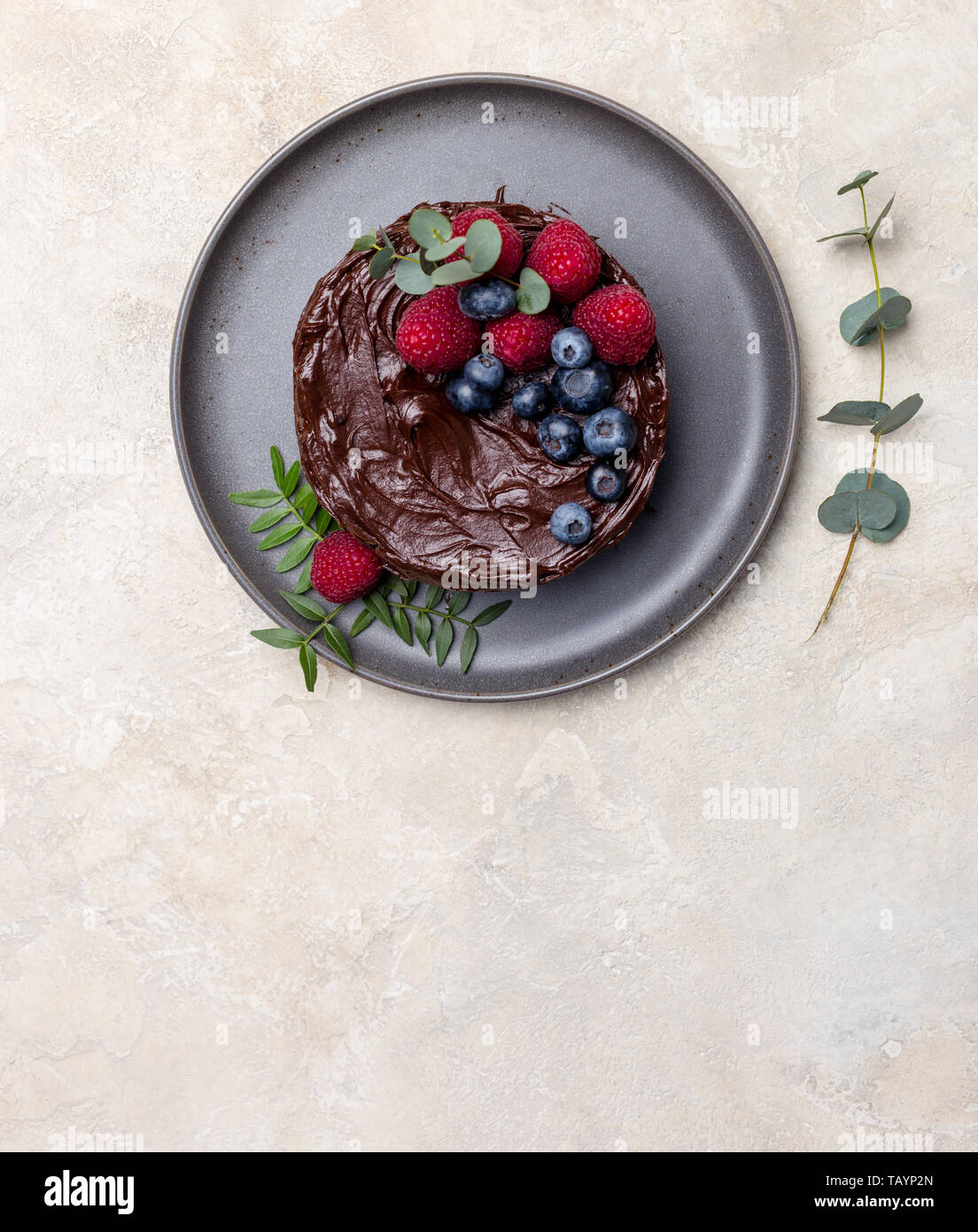 L'espace libre avec du gâteau au chocolat avec des framboises et bleuets sur fond clair. L'espace de copie de texte, de la vue de dessus, flay lay Banque D'Images L'espace libre avec du gâteau au chocolat avec des framboises et bleuets sur fond clair. L'espace de copie de texte, de la vue de dessus, flay lay Banque D'Images