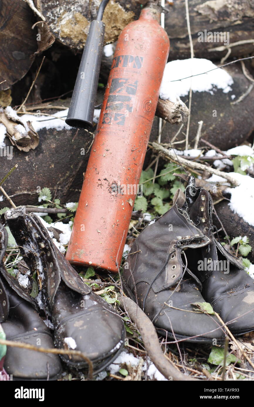 Image montrant une ancienne jetée extincteur aux côtés de deux paire de  bottes en cuir râpé bien usé à l'extérieur dans la neige Photo Stock - Alamy