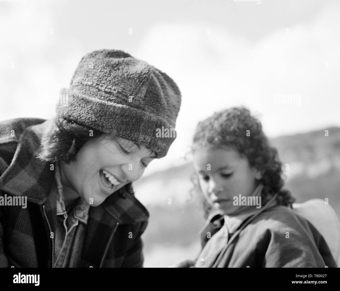 Mère et fille l'exploration de l'extérieur. Banque D'Images