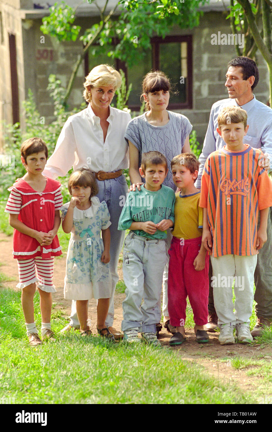 Lady Diana visite à la famille de Muhamed Soljankic qui avaient perdu la jambe après avoir marché sur les mines terrestres, dans le village de Dobrnja, la Bosnie le 9 août. 1997. Banque D'Images