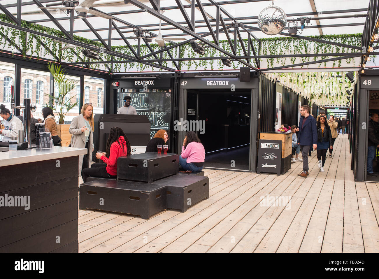 Shoreditch, London, England, UK - Avril 2019 : Les gens de manger et de boire à l'intérieur de l'espace intérieur dernier étage à BOXPARK Shoreditch est de Londres Banque D'Images