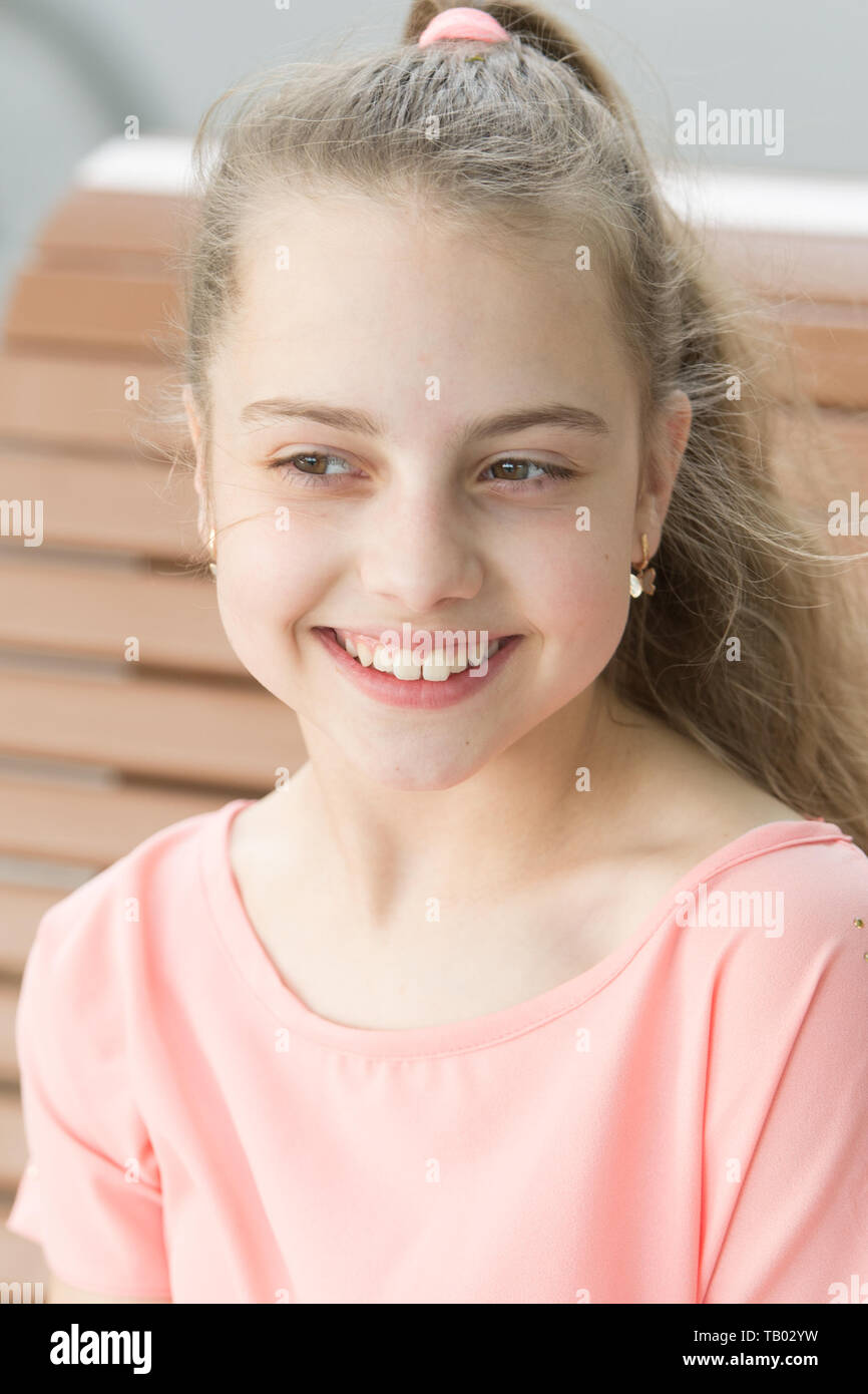 Sourire Innocent Adorable Petite Fille Avec Un Grand Sourire Mignon Petit Enfant Avec De Longs Cheveux Blonds Et Sourire Heureux Smiling Kid Avec Blanc Sourire En Sante Sur Le Beau Visage Photo