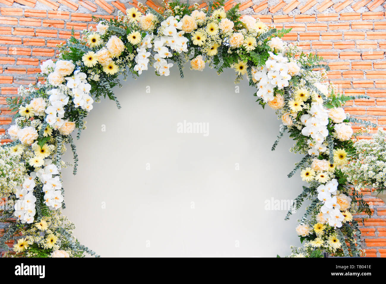Fleur de mariage décoration toile de passage de belles fleurs bouqet blanc et jaune / fond mariage chrysanthème et orchid sur mur de brique Banque D'Images