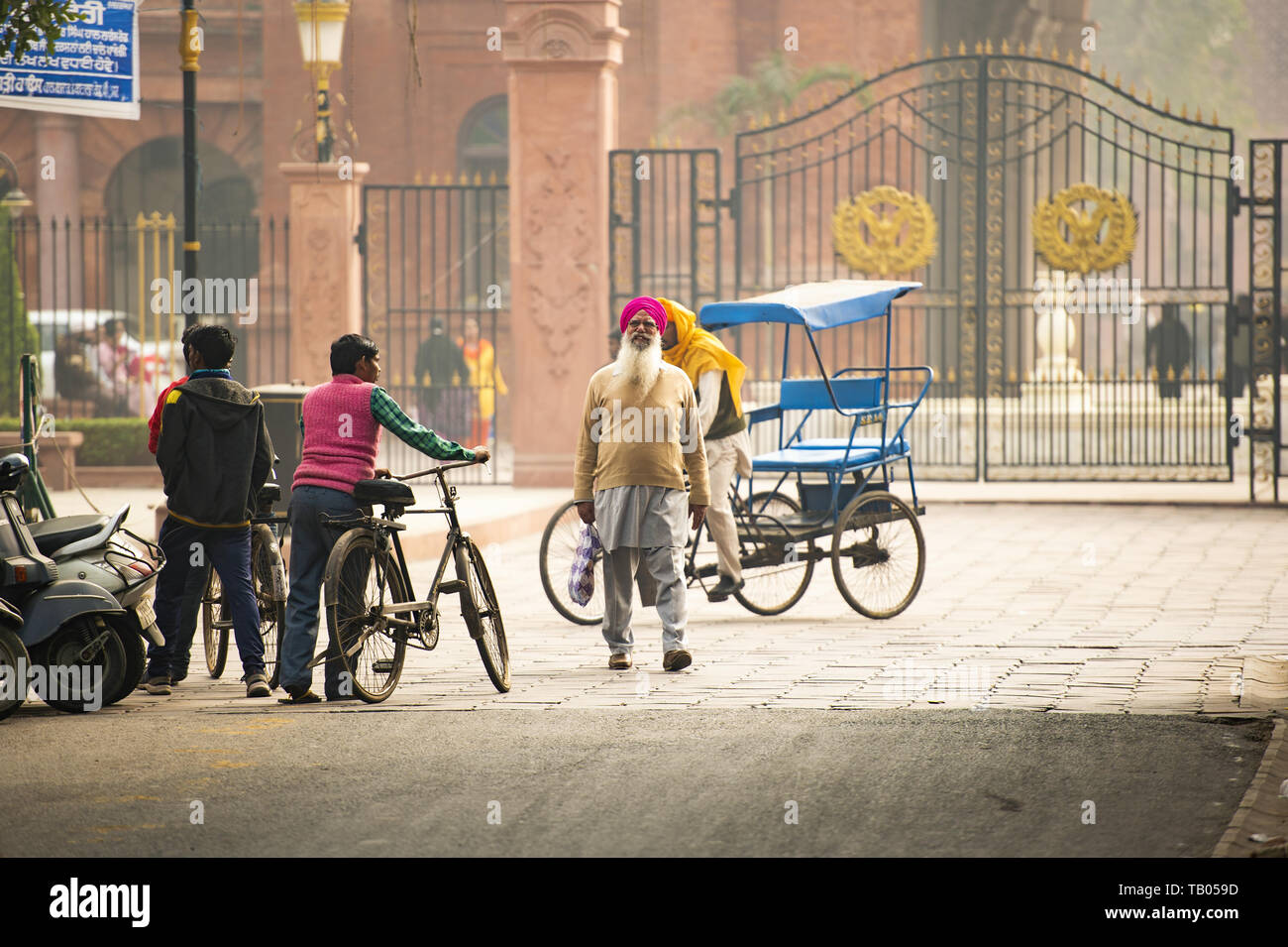 Les Sikhs et les touristes se promènent dans les rues d'Amritsar, Punjab, en Inde. Banque D'Images