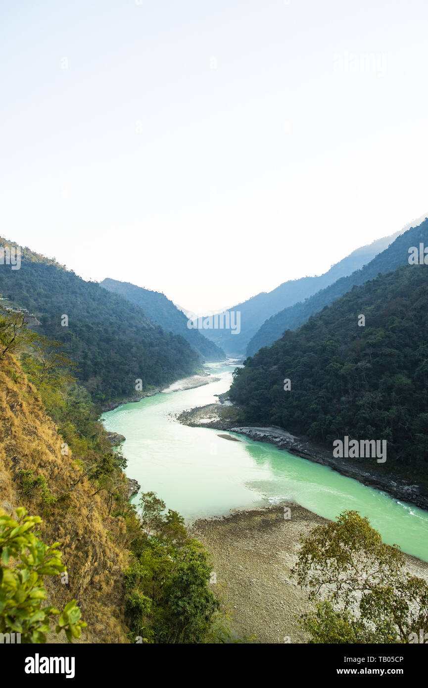 Vue imprenable sur certains sommets de montagne verte avec le Gange sacré entre eux à Rishikesh, Inde. Banque D'Images