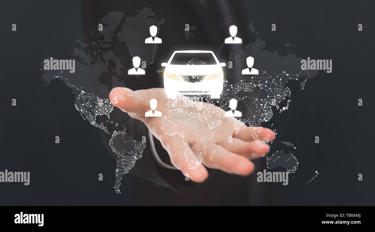 La main avec voiture virtuelle partageant les icônes et carte du monde Banque D'Images