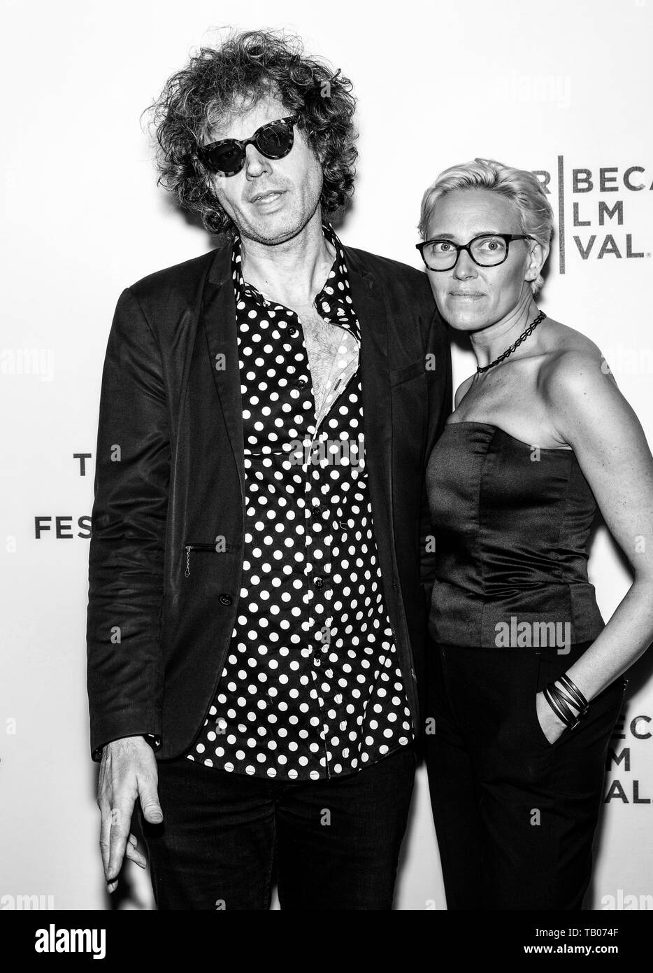 New York, NY - Mai 03, 2019 : cinéaste John W. Walterr et Vanessa Gould assister à la première de The "Il prend un fou" au cours de la 2019 Tribeca Film Banque D'Images