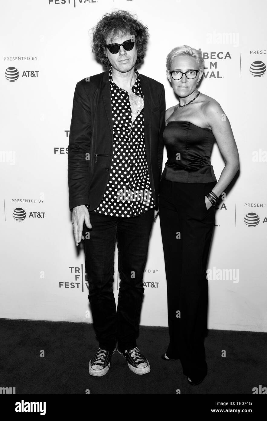 New York, NY - Mai 03, 2019 : cinéaste John W. Walterr et Vanessa Gould assister à la première de The "Il prend un fou" au cours de la 2019 Tribeca Film Banque D'Images