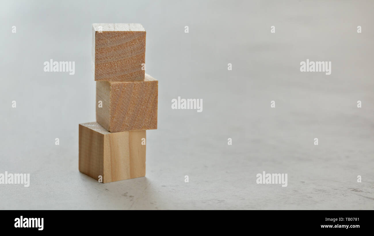 Tas avec trois cubes en bois vide - Ajouter vos lettres, sur un tableau blanc, de l'espace pour le texte sur la droite. Banque D'Images