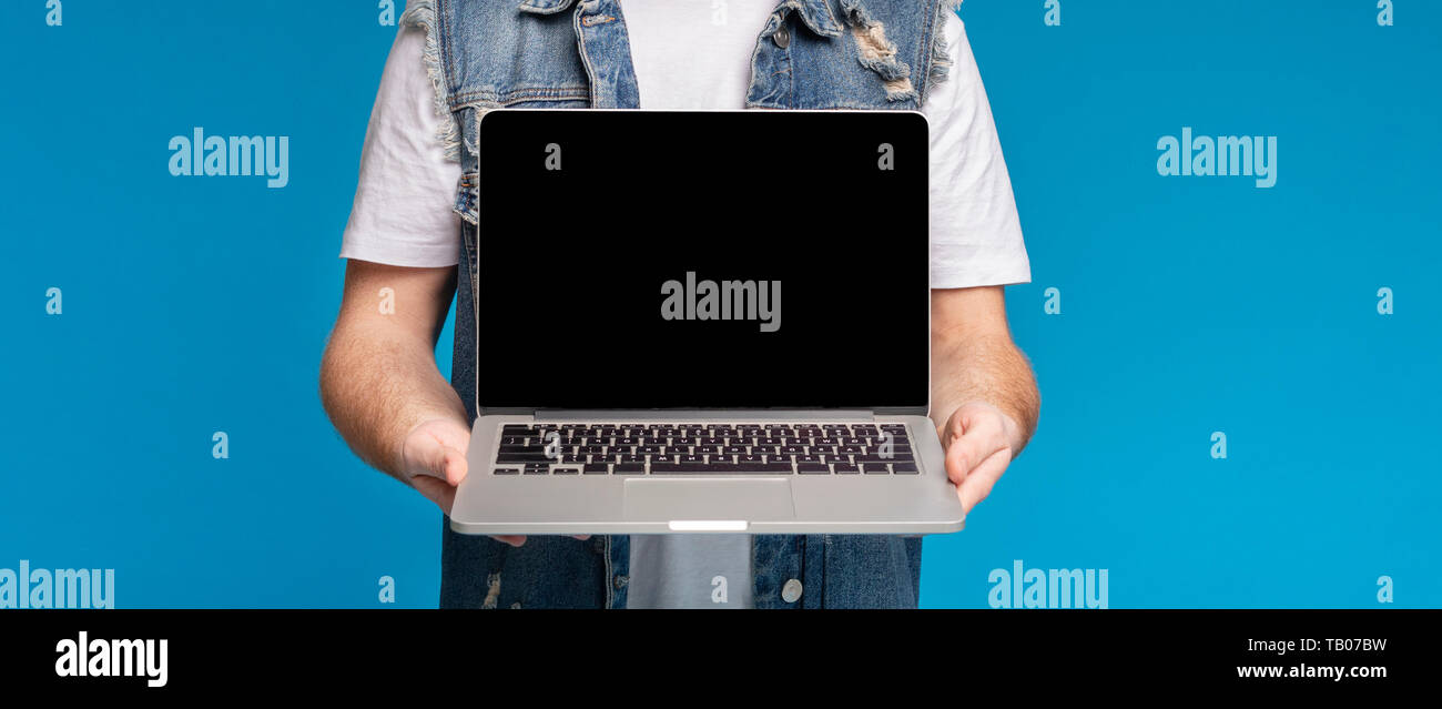 Homme mains tenant un ordinateur portable avec une maquette en studio Banque D'Images