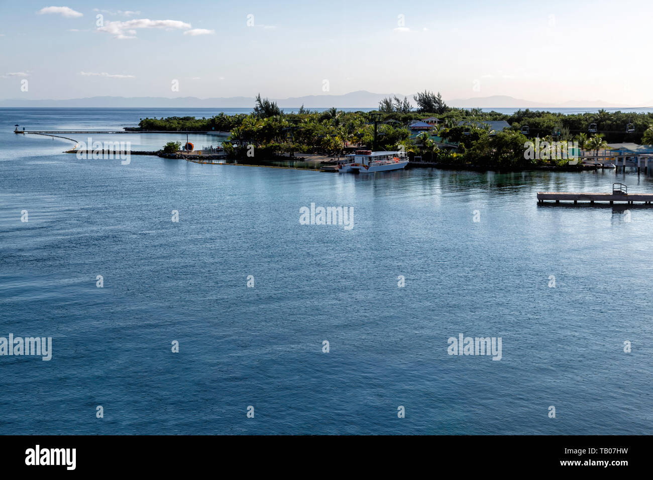 Début de la lumière du matin sur la côte de Roatan, Honduras Banque D'Images