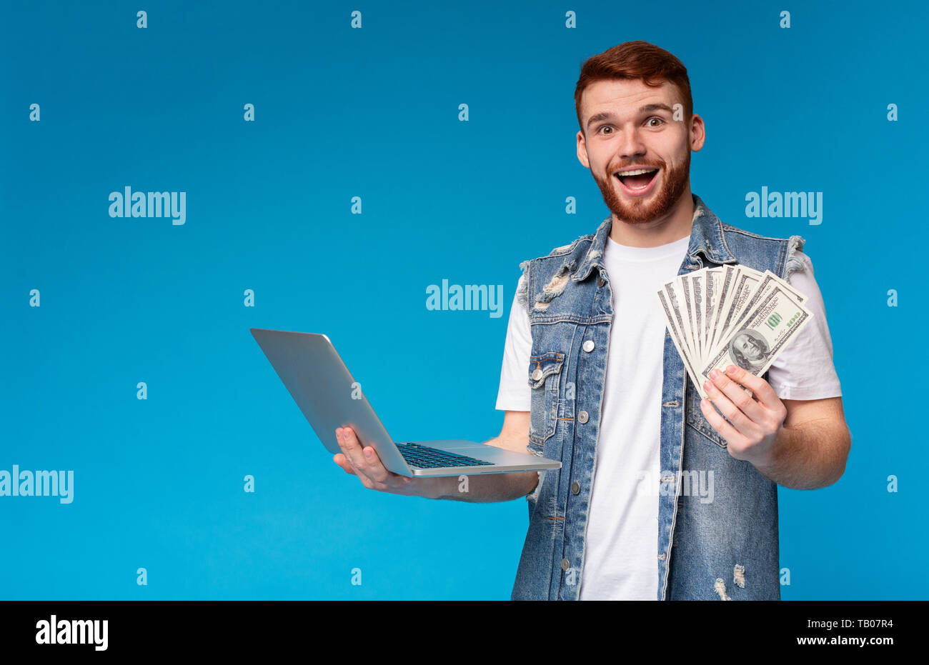Happy young guy gagner de l'argent dans l'internet Banque D'Images