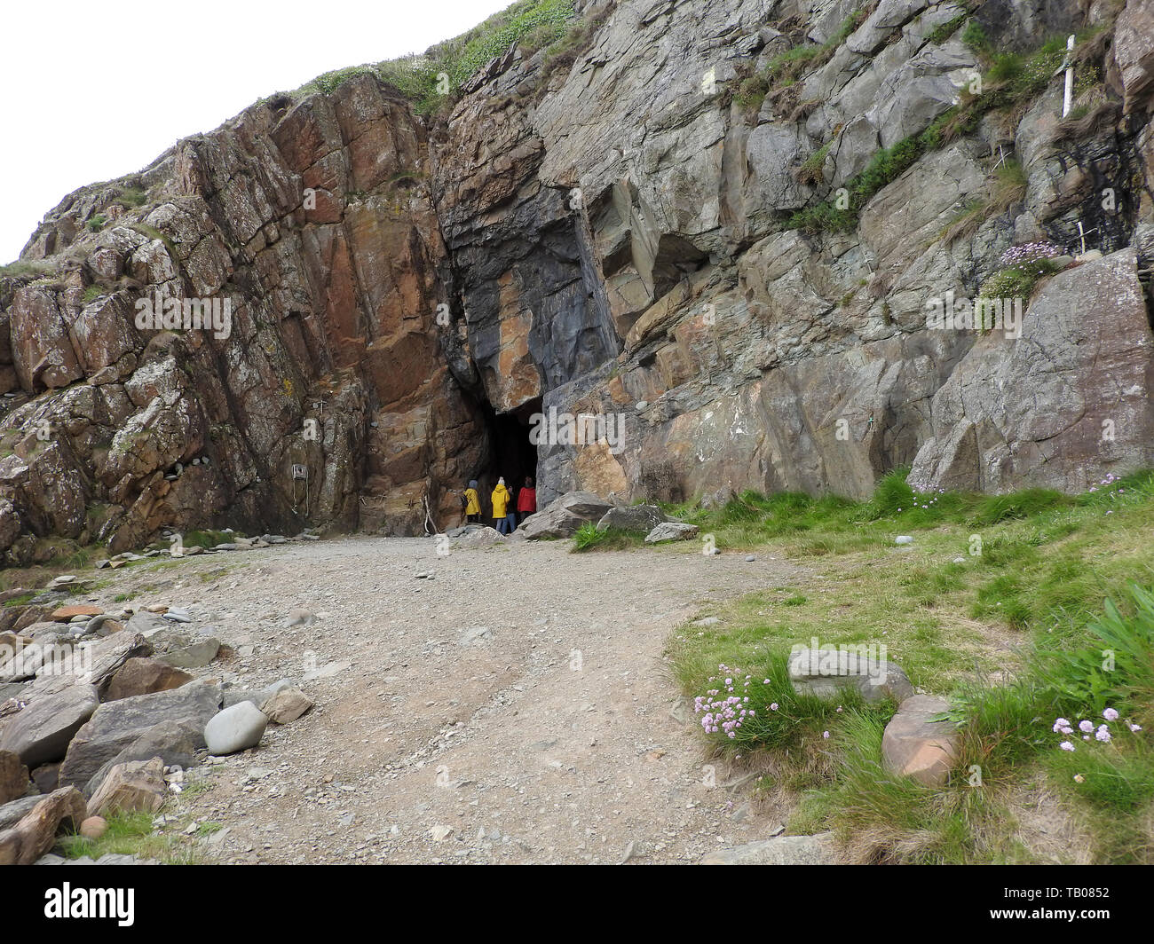 Visiteurs ou pèlerins entrant Saint Ninian's Cave, un lieu de pèlerinage pour les chrétiens près de Whithorn, Wigtownshire, Ecosse (photographié en 2019) Banque D'Images