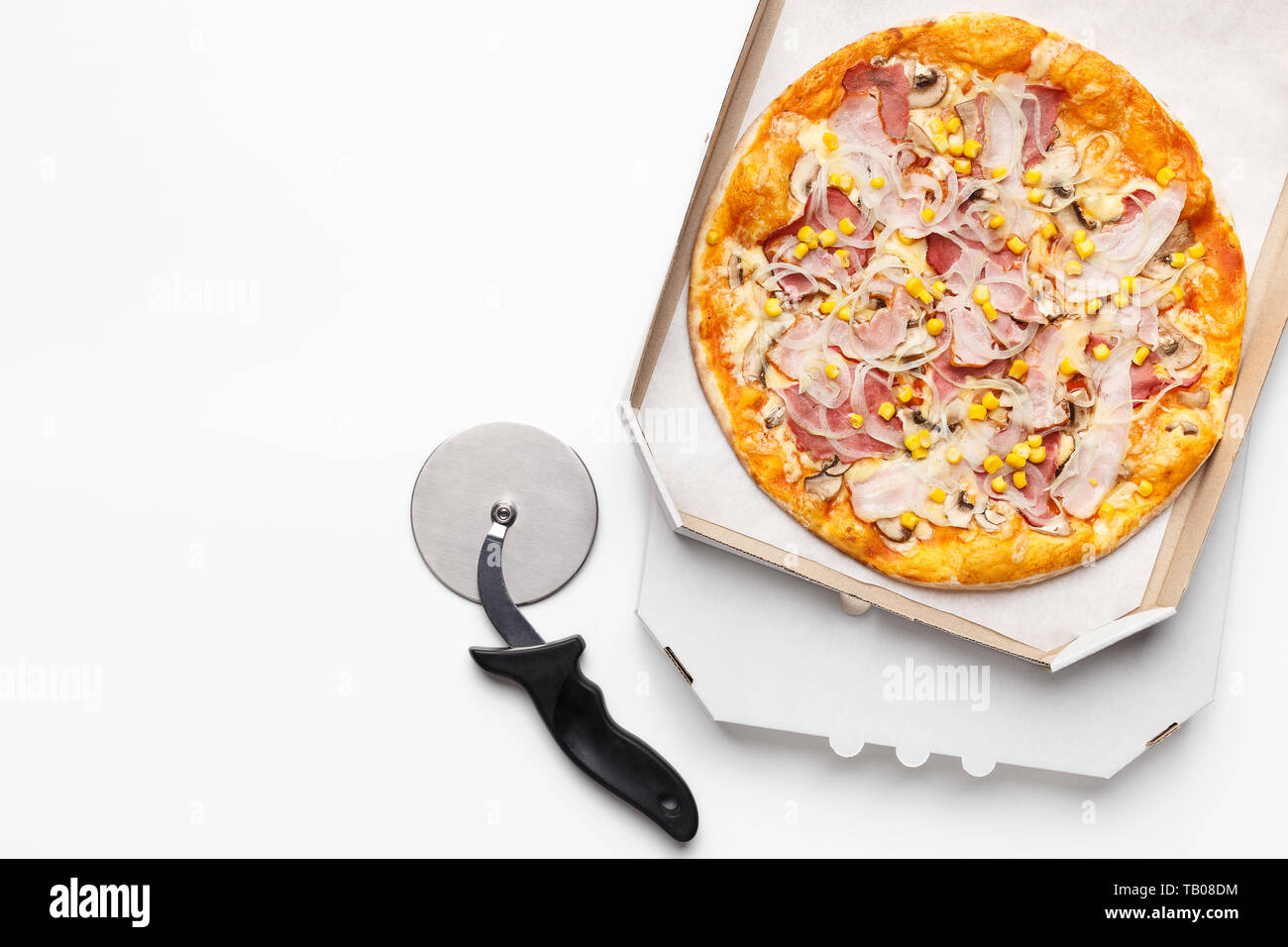 Dans la livraison de pizza fort et à proximité de la faucheuse sur fond blanc Banque D'Images