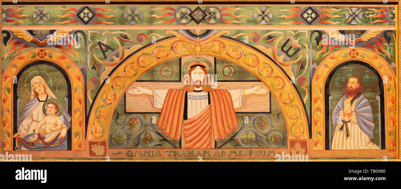 BELAGGIO, ITALIE - 10 MAI 2015 : la peinture de l'autel principal sur le bois - Jésus sur le corss avec Madonna et Saint Joseph à l'église Chiesa di San Giaco Banque D'Images