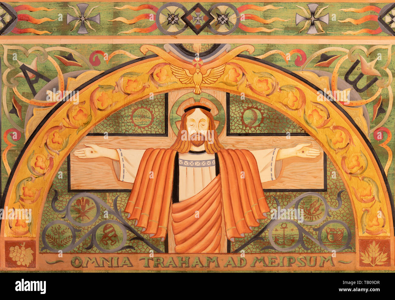 BELAGGIO, ITALIE - 10 MAI 2015 : la peinture de l'autel principal sur le bois - Jésus sur le corss à l'église Chiesa di San Giacomo du 20. 100. Banque D'Images