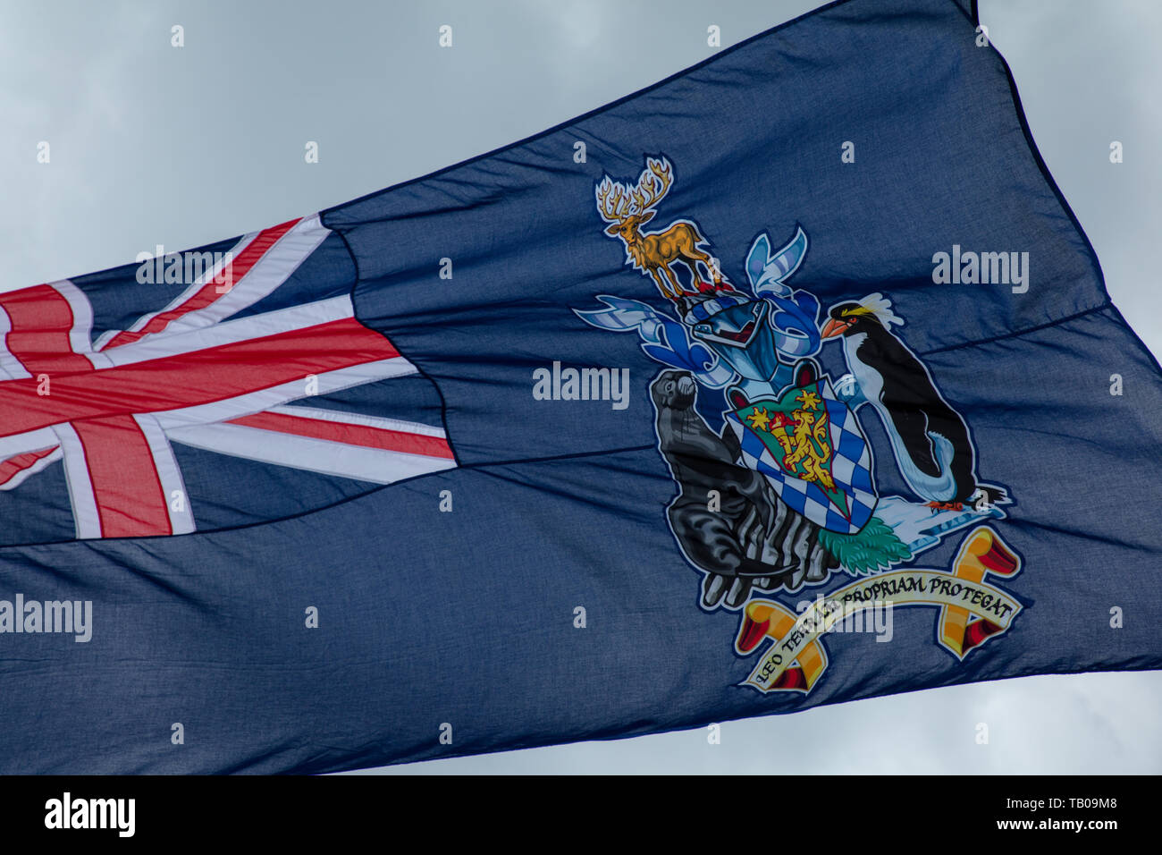 Drapeau de la Géorgie du Sud et des îles Sandwich du Sud volant au vent, à Londres, au Royaume-Uni, célébrant les dépendances de la Couronne et les territoires d'outre-mer. Banque D'Images