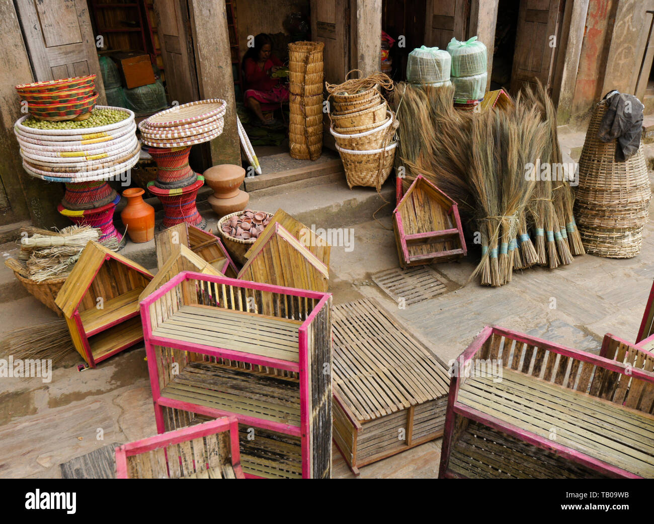 Le bambou et la paille produits à vendre à l'extérieur de l'atelier dans la vieille ville de Dhulikhel, Népal Banque D'Images