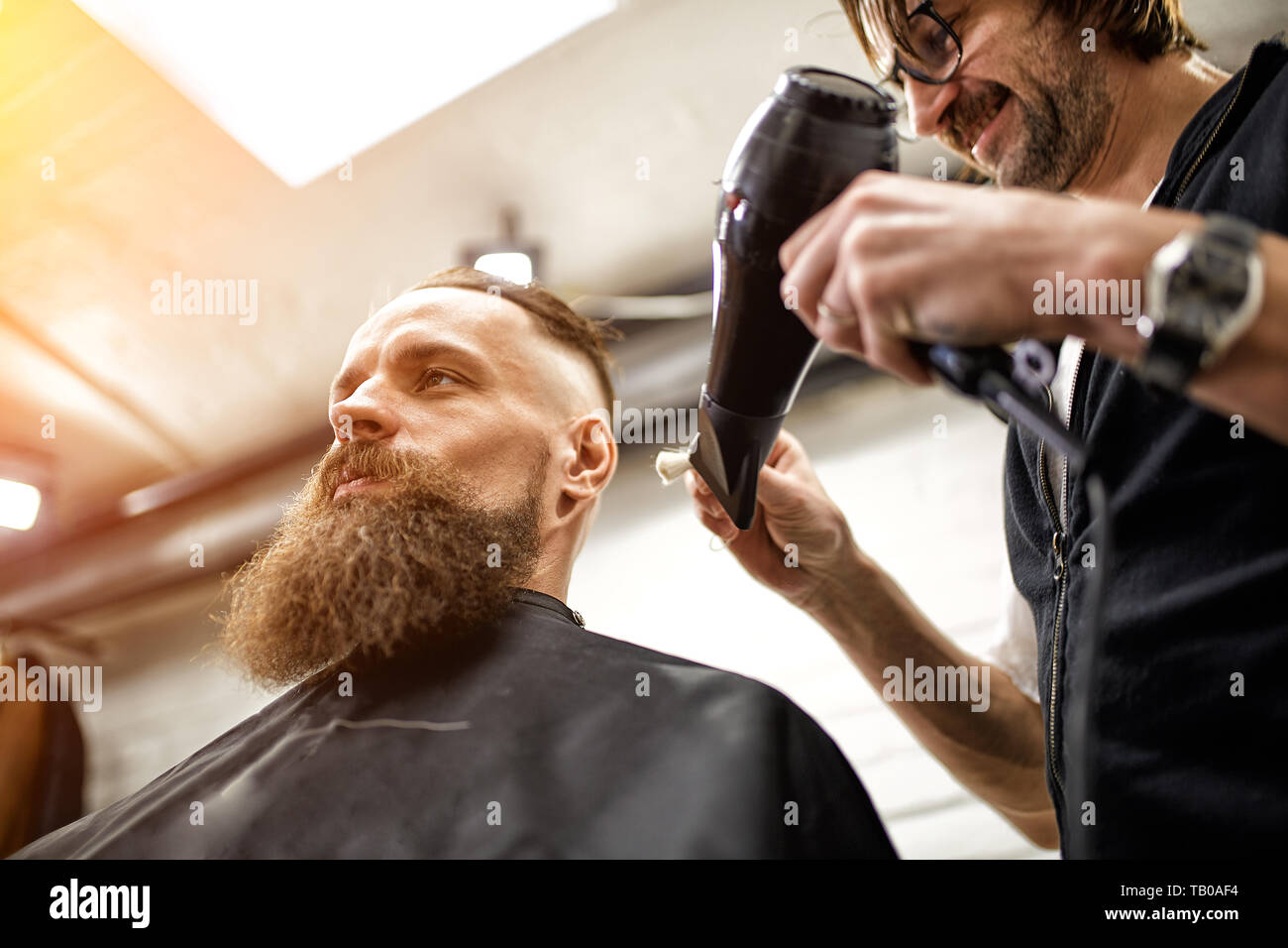 Master coupes de cheveux et de la barbe des hommes dans la coiffure, coiffure, coiffure pour un jeune homme Banque D'Images