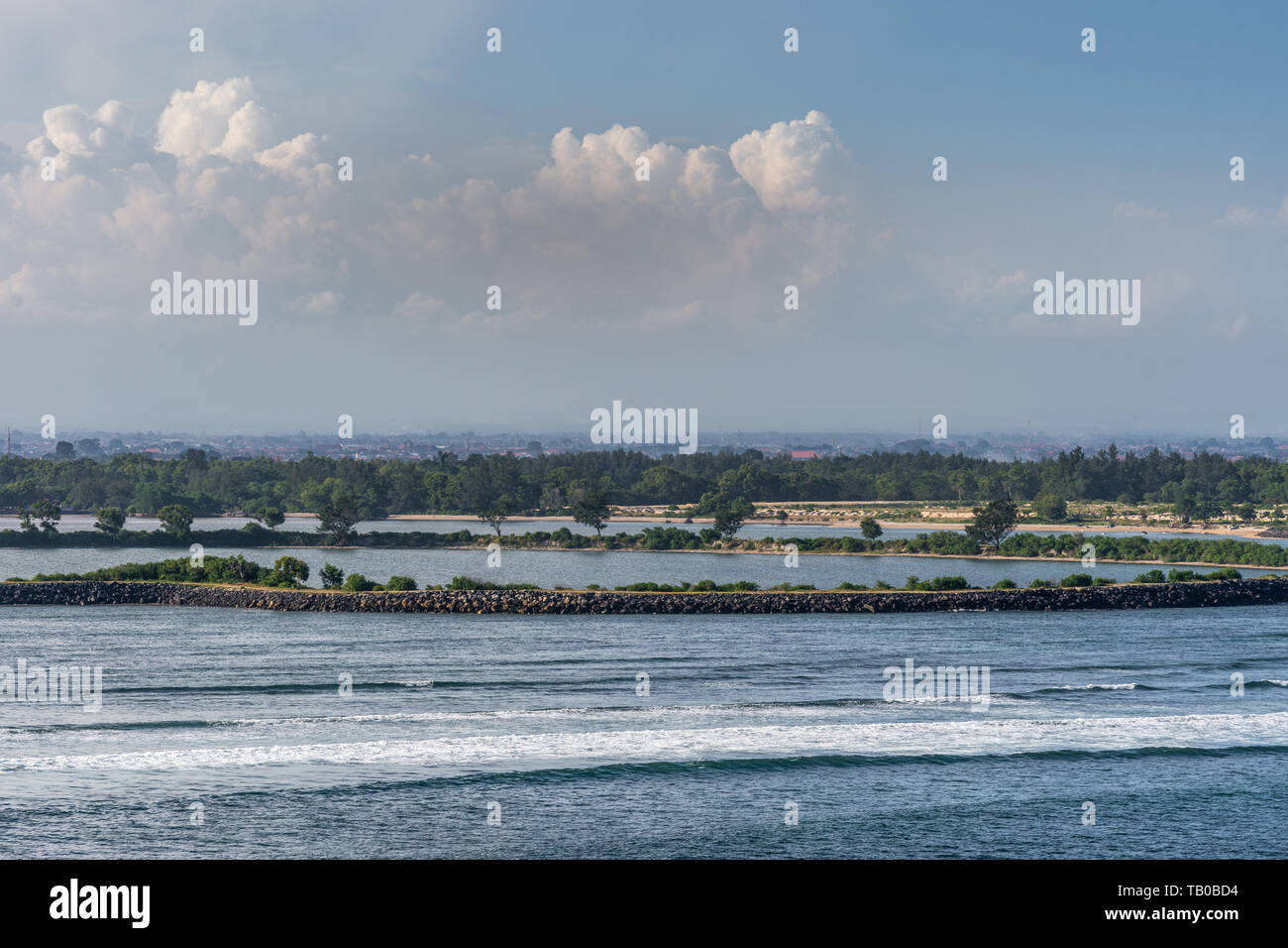 Bali, Indonésie - 25 Février 2019 : Ji Serangan Pantai littoral au nord de  l'entrée du port de Benoa. L'eau bleu de la mer, murs, vert forêt, ceinture  clo blanc Photo Stock - Alamy