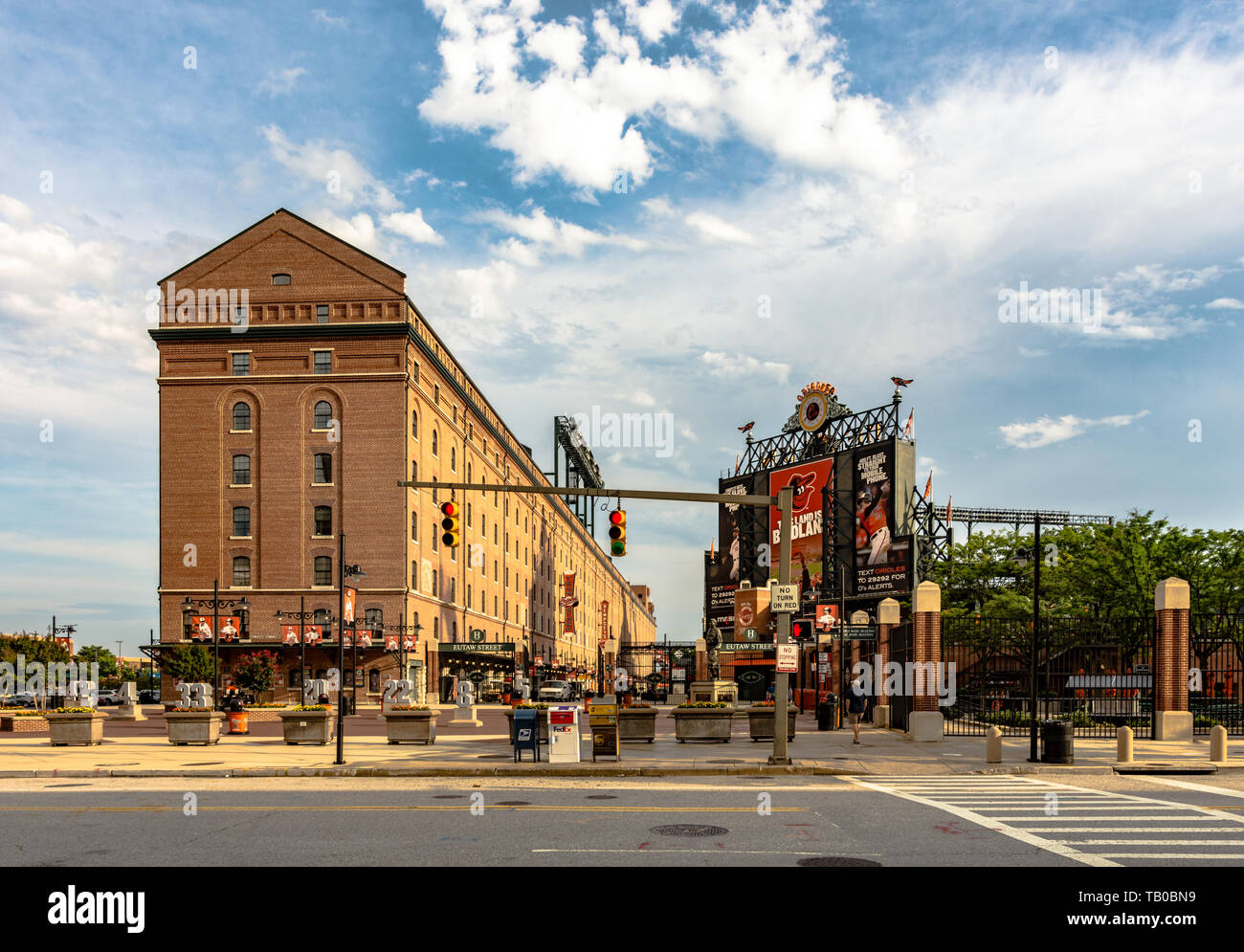 Baltimore, Maryland, Etats-Unis - le 11 juillet 2017 : une vue de Eutaw Street entre B&O Entrepôt et l'Oriole Park at Camden Yards. Camden Yards a été le premier de Banque D'Images