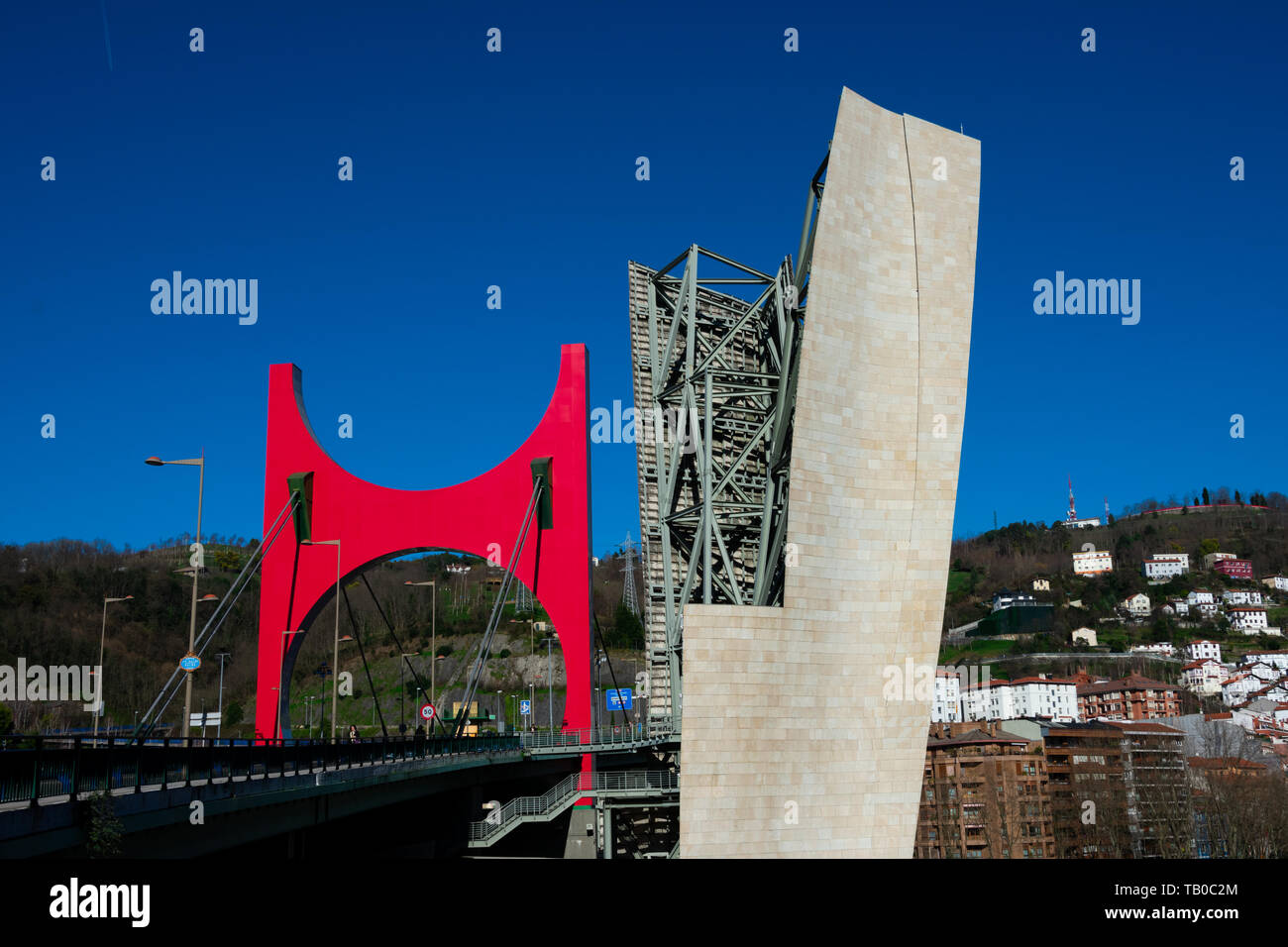 Bilbao, Espagne. 13 février, 2019. Pont de La Salve (Puente de La Salve). Un pont à haubans. L'arc rouge de Daniel Buren Banque D'Images
