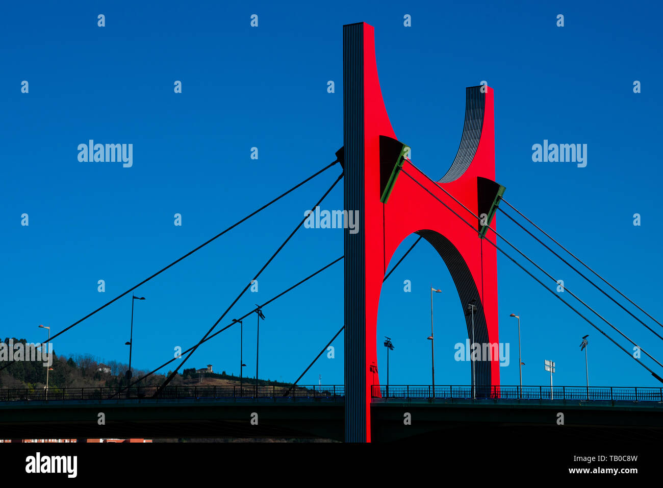 Bilbao, Espagne. 13 février, 2019. Pont de La Salve (Puente de La Salve). Un pont à haubans. L'arc rouge de Daniel Buren Banque D'Images