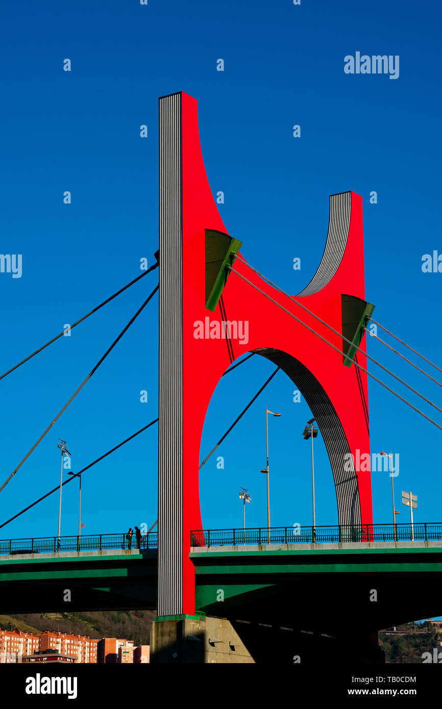Bilbao, Espagne. 14 février, 2019. Pont de La Salve (Puente de La Salve). Un pont à haubans. L'arc rouge de Daniel Buren Banque D'Images