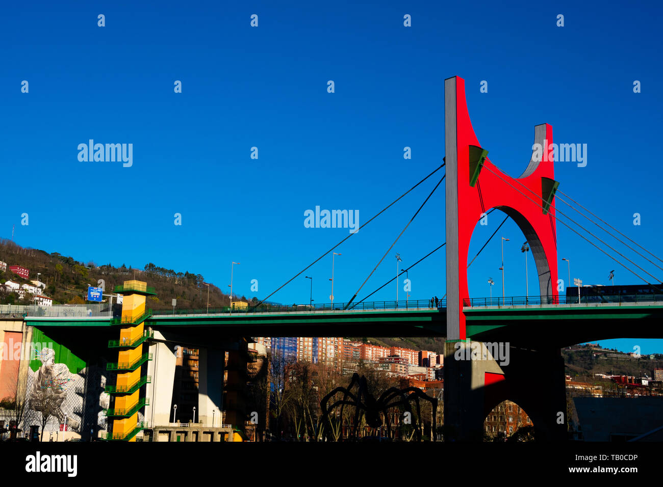Bilbao, Espagne. 14 février, 2019. Pont de La Salve (Puente de La Salve). Un pont à haubans. L'arc rouge de Daniel Buren Banque D'Images