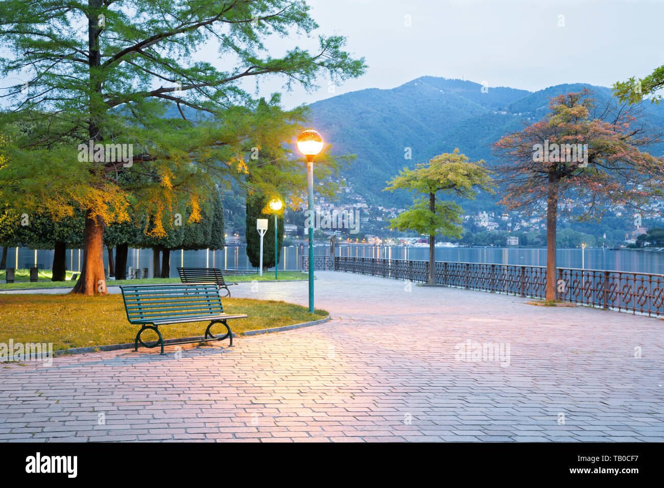 Como - la promenade de la ville et le lac de Côme en matinée. Banque D'Images