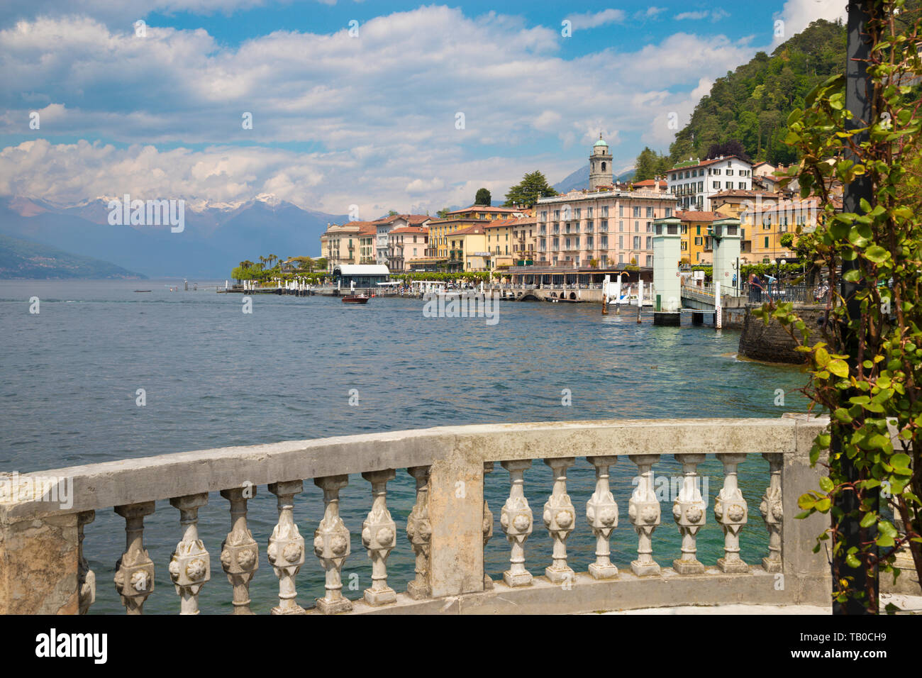 Bellagio - la promenade de la ville et les Alpes en arrière-plan. Banque D'Images