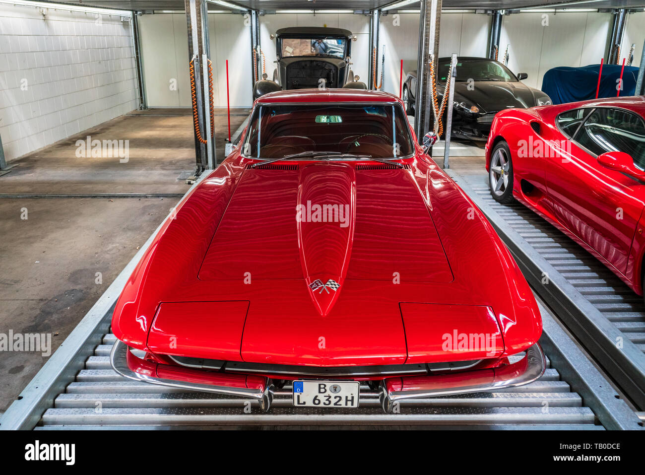 BERLIN - 11 MAI 2019 : voiture de sport Chevrolet Corvette Sting Ray (C2). 32ème Journée Oldtimer Berlin-brandebourg. Banque D'Images