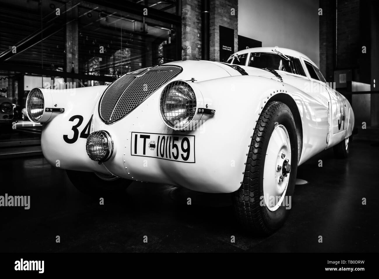 BERLIN - 11 MAI 2019 : Race car Adler Trumpf Rennlimousine, 1937. Noir et blanc. 32ème Journée Oldtimer Berlin-brandebourg. Banque D'Images