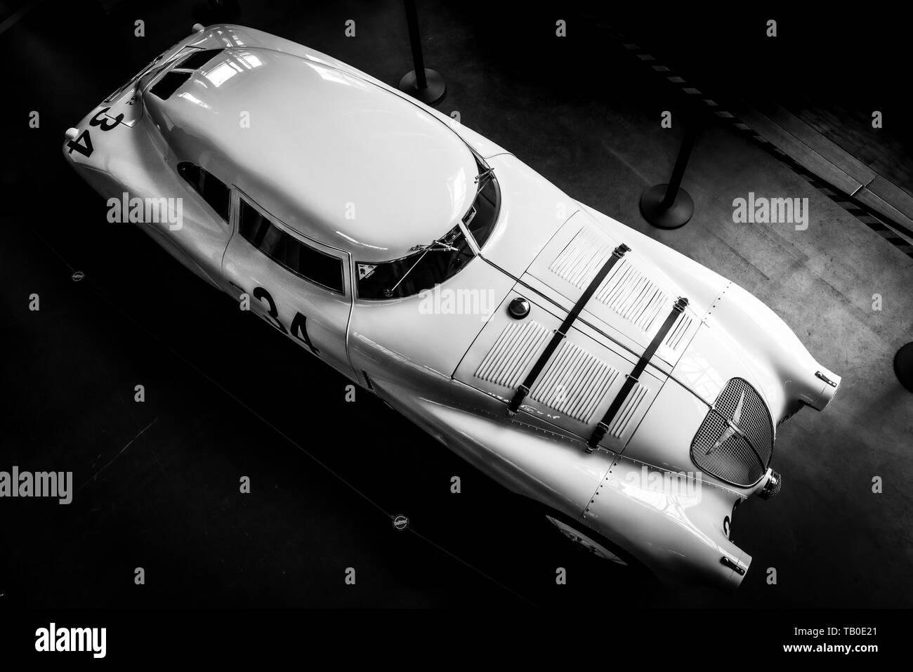 BERLIN - 11 MAI 2019 : Race car Adler Trumpf Rennlimousine, 1937. Vue d'en haut. Noir et blanc. 32ème Journée Oldtimer Berlin-brandebourg. Banque D'Images