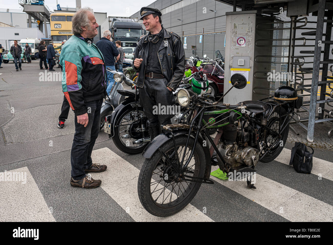 BERLIN - 11 MAI 2019 : Le propriétaire d'une moto D-Rad R-O / 4, habillés dans le style des années 20, parler à un visiteur. 32ème Berlin-Brandenburg Oldtime Banque D'Images