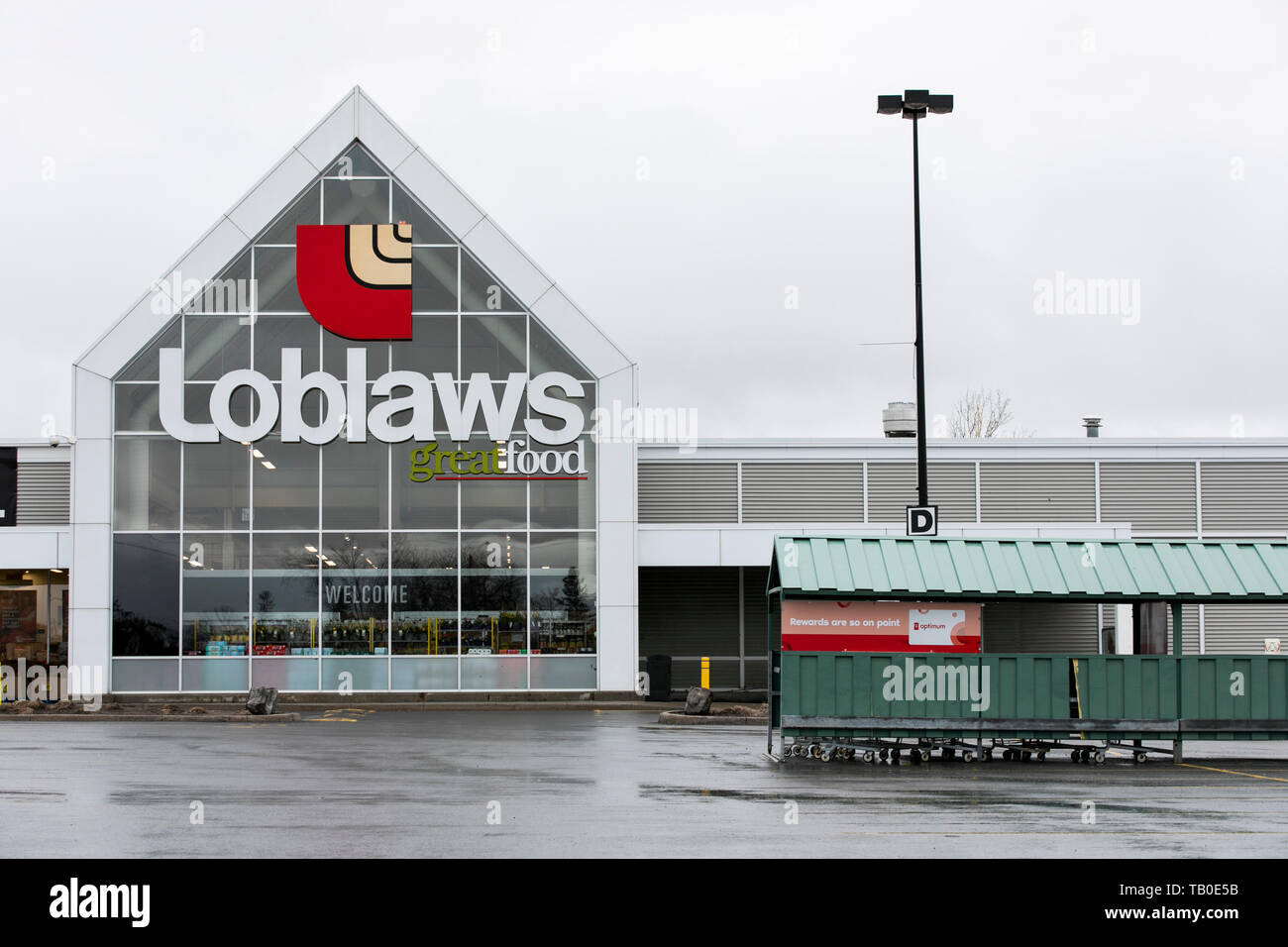 Un logo affiche à l'extérieur d'un Loblaws épicerie au détail à Ottawa, Ontario, Canada, le 19 avril 2019. Banque D'Images