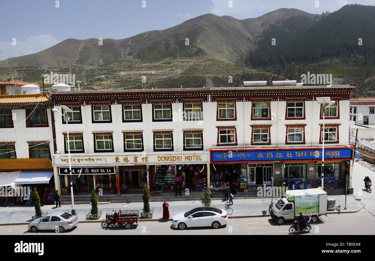 La principale rue commerciale de Xiahe. Banque D'Images