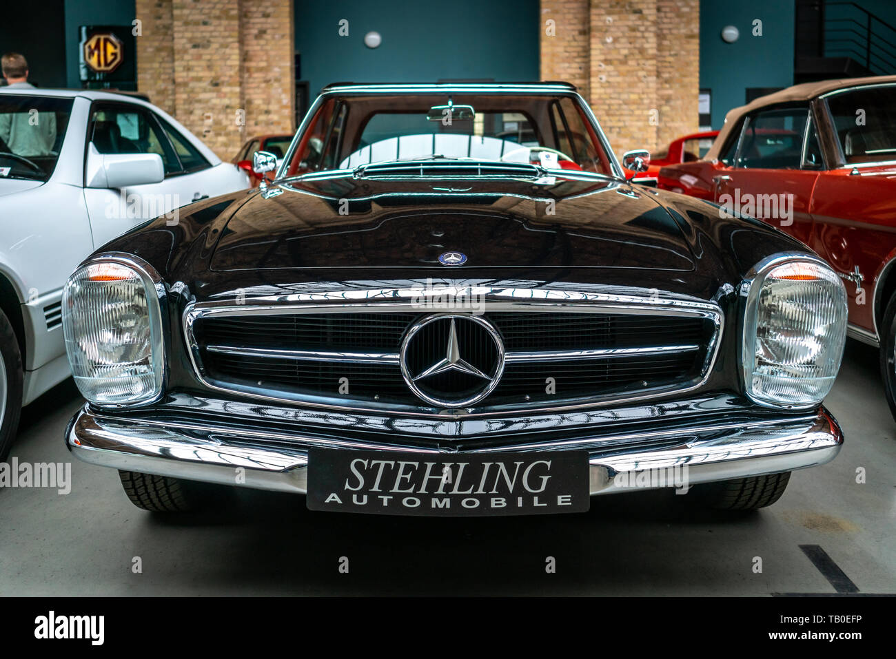 BERLIN - 11 MAI 2019 : les voitures de sport Mercedes-Benz 280SL. 32ème Journée Oldtimer Berlin-brandebourg. Banque D'Images