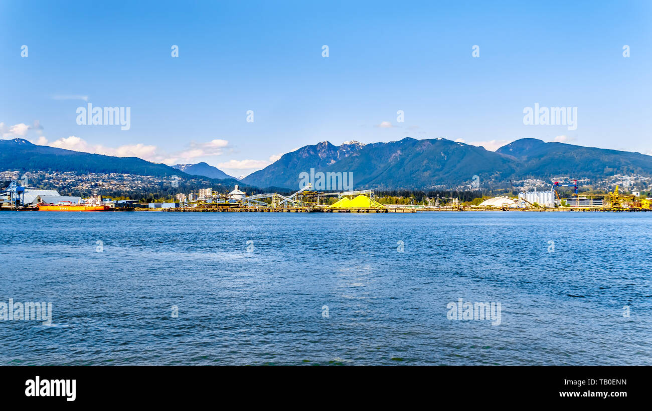 Vue de la rive nord du port de Vancouver avec le Grouse Mountain en arrière-plan. Vue de la Stanley Park Seawall pathway in BC, Canada Banque D'Images