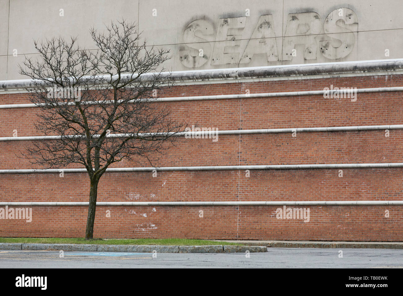 L'esquisse d'un logo Sears enseigne à l'extérieur d'un magasin fermé à Syracuse, New York, le 18 avril 2019. Banque D'Images